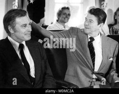 Charlton Heston starb im Alter von 84 Jahren in seinem Haus in Beverly Hills am 5. April 2008. Er ist in diesem Juni 1, 1981 Foto mit Präsident Ronald Reagan bei einem Treffen mit dem Präsidenten der Geisteswissenschaften Task Force. (UPI Foto/Larry Rubenstein/Dateien) Stockfoto