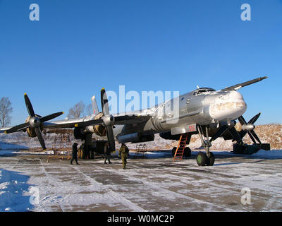 Eine russische Luftwaffe Tu-95 "Bear" Bomber dargestellt in einem undatierten Foto ist. Russische Luftwaffe Kommandanten bestehen Ihre fortgesetzt strategischer Bomber über den Nordatlantik mit internationalem Recht entsprechen. (UPI Foto/Russische Luftwaffe) Stockfoto