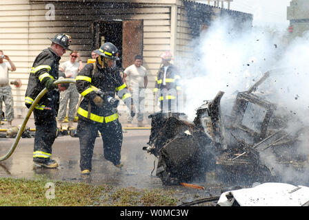 Us-Armee Sgt. Michael Foley (L) der 287 Engineering Ablösung, hilft, das honduranische Feuerwehrmann ein Auto Feuer auf Soto Cano Air Base in Honduras am 2. Mai 2008 löschen. Foley und seine Einheit beteiligen sich über den Horizont, eine gemeinsame Übung darin US Army Reserve und National Guard Soldaten verhalten humanitäre und zivile Unterstützung während der Entwicklung ihrer ingenieur-, bau- und medizinischen Kenntnissen und Fertigkeiten. (UPI Foto/Ryan Hanna/U.S. Armee) Stockfoto