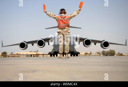 Us Air Force Tech. Sgt. Frank Wisnieski, eine vorübergehende Warnung Supervisor, bereitet eine C-17 Globemaster III Flugzeuge auf Balad Air Base, Irak am 12. Mai 2008 zu stoppen. Wisnieski ist von der Air Base Ramstein, Deutschland zum Einsatz. (UPI Foto/Julianne Showalter/U.S. Armee) Stockfoto