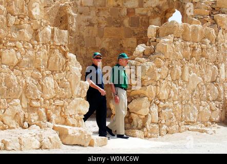 Der israelische Ministerpräsident Ehud Olmert (R) und US-Präsident George W. Bush Besuch Masada, ein Standort der alten Paläste und Festungen im südlichen Israel am 15. Mai 2008. (UPI Foto/Avi Ohayon/israelische Regierung Pressestelle) Stockfoto