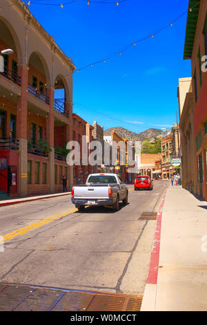 Unternehmen auf beiden Seiten der Hauptstraße auch genannt Tombstone Canyon Road im pulsierenden Herzen von Bisbee, AZ Stockfoto