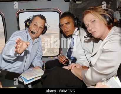 Vermutliches demokratischen Präsidentschaftskandidaten Senator Barack Obama (D-IL) (C) Fahrten in einem Hubschrauber mit dem israelischen Verteidigungsminister Ehud Barak (L) und Außenministerin Tzipi Livni (R) über Israel am 23. Juli 2008. (UPI Foto/Israel Government Press Office) Stockfoto