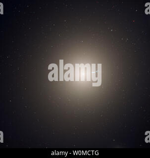 August 5, 2008 NASA-Bild, die das Hubble-Weltraumteleskop aufgenommen zeigt die elliptische Galaxie M87. M87 ist die Heimat von mehreren Billionen Sterne, ein supermassives schwarzes Loch, und eine Familie von 13.000 Kugelsternhaufen, in der Virgo Cluster von Galaxien befindet. Platz Kugelsternhaufen sind dichte Trauben von Hunderten von Tausenden von Sternen und einige der ältesten erhaltenen Sterne im Universum enthalten. Eine neue internationale Studie von Kugelsternhaufen außerhalb unserer Milchstraße hat Beweise dafür vorgelegt, dass diese hardy Pioniere wahrscheinlicher sind in dichten Gebieten, in denen die Sterne Geburt in einem Rap erfolgt in Form gefunden Stockfoto