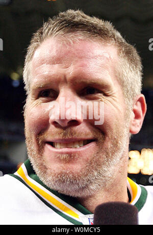 Green Bay Packers Quarterback Brett Favre, in diesem Dezember 16, 2007, Foto, ist alles Lächeln nach dem Verpacker Spiel gegen die St. Louis Rams in St. Louis am 16. Dezember 2007. Die Green Bay Packers haben ihre drei MVP und Super Bowl preisgekrönten Quarterback der New York Jets nach einem Monat des Tumultes zwischen Favre und die Verpacker, 8. August 2008 gehandelt. Favre, der kam aus dem Ruhestand letzter Monat, war folgende gehen Umläufe von Sitzungen, die sich in den Handel. (UPI Foto/Rechnung Greenblatt/Dateien) Stockfoto