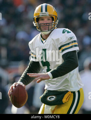 Green Bay Packers Quarterback Brett Favre, in diesem Dezember 4, 2005 file Photo gesehen, sieht gegen die Chicago Bears. Die Green Bay Packers haben ihre drei MVP und Super Bowl preisgekrönten Quarterback der New York Jets nach einem Monat des Tumultes zwischen Favre und die Verpacker, 8. August 2008 gehandelt. Favre, der kam aus dem Ruhestand letzter Monat, war folgende gehen Umläufe von Sitzungen, die sich in den Handel. (UPI Foto/Brian Kersey/Dateien) Stockfoto