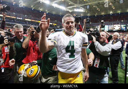 Green Bay Packers Quarterback Brett Favre, in diesem Dezember 16, 2007, Foto, Wanderungen aus dem Feld nach dem Verpacker Spiel gegen die St. Louis Rams in St. Louis am 16. Dezember 2007. Die Green Bay Packers haben ihre drei MVP und Super Bowl preisgekrönten Quarterback der New York Jets nach einem Monat des Tumultes zwischen Favre und die Verpacker, 8. August 2008 gehandelt. Favre, der kam aus dem Ruhestand letzter Monat, war folgende gehen Umläufe von Sitzungen, die sich in den Handel. (UPI Foto/Rechnung Greenblatt/Dateien) Stockfoto