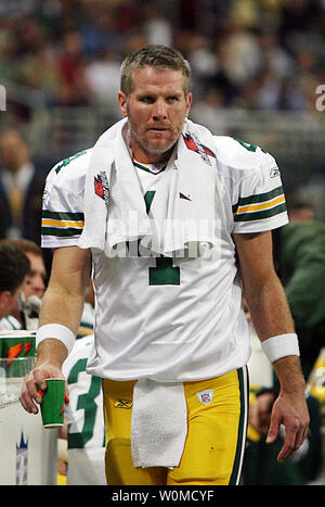 Green Bay Packers Quarterback Brett Favre, in diesem Dezember 16, 2007, Foto, ist an der Seitenlinie während die Verpacker Spiel gegen die St. Louis Rams in St. Louis am 16. Dezember 2007. Die Green Bay Packers haben ihre drei MVP und Super Bowl preisgekrönten Quarterback der New York Jets nach einem Monat des Tumultes zwischen Favre und die Verpacker, 8. August 2008 gehandelt. Favre, der kam aus dem Ruhestand letzter Monat, war folgende gehen Umläufe von Sitzungen, die sich in den Handel. (UPI Foto/Rechnung Greenblatt/Dateien) Stockfoto