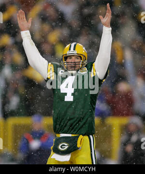Green Bay Packers Quarterback Brett Favre, in diesem Januar 12, 2008, Foto, feiert einen Touchdown gegen die Seattle Seahawks in der grünen Bucht. Die Green Bay Packers haben ihre drei MVP und Super Bowl preisgekrönten Quarterback der New York Jets nach einem Monat des Tumultes zwischen Favre und die Verpacker, 8. August 2008 gehandelt. Favre, der kam aus dem Ruhestand letzter Monat, war folgende gehen Umläufe von Sitzungen, die sich in den Handel. (UPI Foto/Brian Kersey/Dateien) Stockfoto
