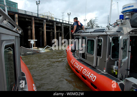 Us-Küstenwache Boot Besatzungen aus Sektor New Orleans ein versunkenes Schiff Freizeit, die Sie in den Mississippi River in Downtown New Orleans während ihres ersten Wasserstraße Patrol nach Hurrikan Gustav am 2. September 2008 zu untersuchen. Hurrikan Gustav Landfall gemacht ca. 72 km südwestlich von New Orleans schonen der Stadt und ihre Abgaben von einem direkten Treffer. (UPI Foto/Etta Smith/U.S. Coast Guard) Stockfoto