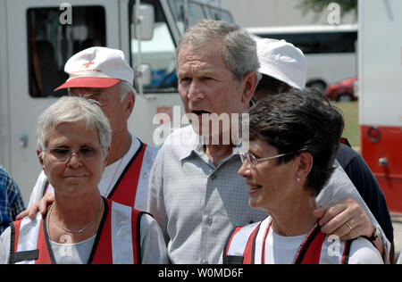 Präsident George W. Bush begrüßt Freiwillige aus dem Heil Arm und das Rote Kreuz, wie er dankt ihnen für ihren ehrenamtlichen Einsatz bei der Verarbeitung von über 700 Evakuierten wegen Hurrikan Gustav am Hafen von San Antonio, Texas vertriebenen am 1. September 2008. (UPI Foto/Bennie J. Davis III/DOD) Stockfoto