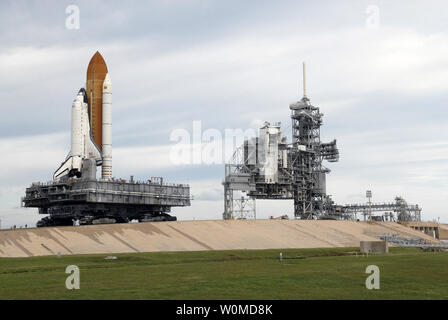 Space Shuttle Endeavour ist langsam am Kennedy Space Center der NASA in Florida zu Launch Pad 39A am 23. Oktober 2008 rollte. Der Umzug begann um 8:28 Uhr EDT und wird sich bemühen, für die letzten Schritte in der Verarbeitung vor der Einführung, für November 14, 2008 um 7:55 Uhr EST. Sieben Astronauten Fliegen zu Bemühen der Internationalen Raumstation während der STS-126-Mission, tragen rund 19.000 Pfund von Ausrüstung und Material, in die Multi-purpose Logistics Module Leonardo, das schließlich ermöglichen die Station sechs Bewohner zu Host statt bisher drei. (UPI Foto/Kim Shif Stockfoto