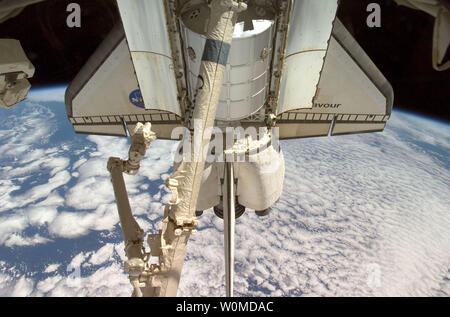 Space Shuttle Endeavour STS-126 und die Internationale Raumstation der Roboterarm Canadarm2 (Vordergrund) in dieser Ansicht sind und sich bemühen, mit der Station angedockt ist. Bemühen und ihre Crew auf der Mission STS-126 sind auf einer 16-tägigen Service Mission zur Raumstation. (UPI Foto/NASA) Stockfoto