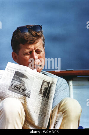 Präsident John F. Kennedy an Bord der "Honig Fitz "off Hyannis Port, Massachusetts am 31. August 1963. November 22, 2008 markiert den 45. Jahrestag des Tages Präsident Kennedy in Dallas, Texas ermordet wurde. (UPI Foto/Cecil Stoughton/John F. Kennedy Presidential Library & Museum) Stockfoto