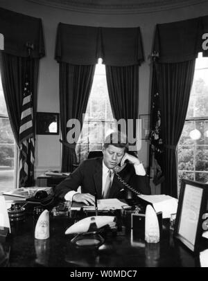 Präsident John F. Kennedy Adressen der AMVETS Convention in New York City per Telefon im Oval Office des Weißen Hauses am 23. August 1962. November 22, 2008 markiert den 45. Jahrestag des Tages Präsident Kennedy in Dallas, Texas ermordet wurde. (UPI Foto/Abbie Rowe/John F. Kennedy Presidential Library & Museum) Stockfoto