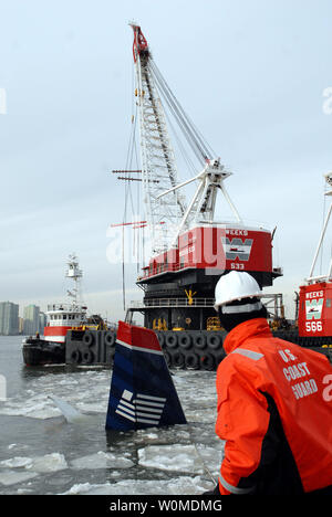 Ein Kran über den versenkten Wracks der US Airways Flug 1549, die sich anschickt, die Airbus A320 aus seiner provisorischen Liegeplatz entlang einer ufermauer in Lower Manhattan am 17. Januar 2009 in New York zu heben. Der Airbus A320 stürzte in den Hudson River am Donnerstag, 31.01.15. (UPI Foto/Edouard H.R. Gluck/Pool) Stockfoto