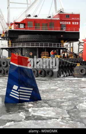 Ein Kran über den versenkten Wracks der US Airways Flug 1549, die sich anschickt, die Airbus A320 aus seiner provisorischen Liegeplatz entlang einer ufermauer in Lower Manhattan am 17. Januar 2009 in New York zu heben. Der Airbus A320 stürzte in den Hudson River am Donnerstag, 31.01.15. (UPI Foto/Edouard H.R. Gluck/Pool) Stockfoto