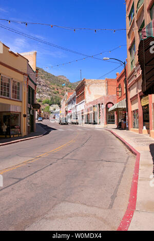 Unternehmen, die auf der Hauptstraße auch genannt Tombstone Canyon Road im pulsierenden Herzen von Downtown Historic Bisbee, AZ Stockfoto