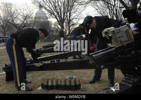 Presidential Salute Batterie Soldaten der US Army 1st Bataillon, 3 Infanterie Regiment, Sitz und Sitz der Firma, für die 21-gun Salute an Taft Park neben dem US Capitol am 20. Januar 2009 in Washington. Mehr als 5.000 Männer und Frauen in Uniform sind die Bereitstellung von militärischen zeremoniellen Unterstützung der Regierungsantritt, einer Tradition, die auf George Washington's Einweihung 1789 zurückgeht. (UPI Foto/Kathrine McDowell/U.S. Air Force) Stockfoto