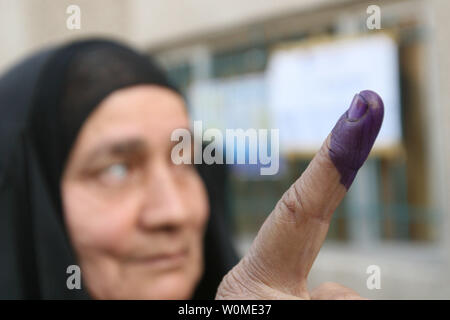 Einen irakischen Wähler zeigt Ihre Tinte Flecken Finger nach der Abstimmung im Wahllokal in Bagdad am 31. Januar 2009. Iraker Stimmen hinter Stacheldraht, schwere Streife, und Checkpoints verhindert jede größere Gewalt im Wahlkampf. (UPI Foto/Ali Jasim) Stockfoto