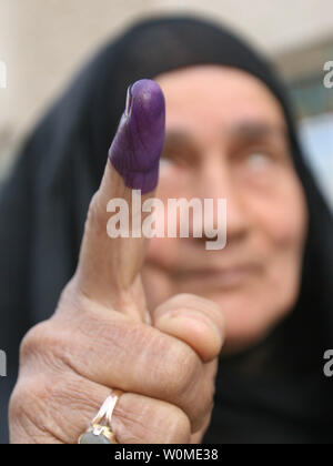 Einen irakischen Wähler zeigt Ihre Tinte Flecken Finger nach der Abstimmung im Wahllokal in Bagdad am 31. Januar 2009. Iraker Stimmen hinter Stacheldraht, schwere Streife, und Checkpoints verhindert jede größere Gewalt im Wahlkampf. (UPI Foto/Ali Jasim) Stockfoto