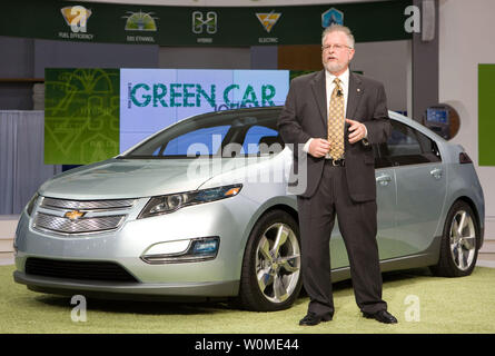 Ron Cogan des Green Car Group präsentiert den 2009 Green Car Journal Vision Award an General Motors für den Chevrolet Volt Elektroauto an der Washington Auto Show Dienstag, 3. Februar 2008 in Washington, D.C. (UPI Foto/Markierung Finkenstaedt/General Motors) Stockfoto