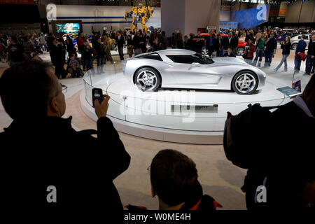 Zeigen goers erhalten Sie einen genaueren Blick auf Seitenhieb, der Chevrolet Corvette Vision Concept Fahrzeug Charakter aus der neuen ÒTransformers: Die Rache", "Film auf der Chicago Auto Show in Chicago am 14. Februar 2009. Sideswipe wird von der Chevy Camaro verbunden werden-basierte Hummel aus dem ersten Film und drei weitere Chevrolet Fahrzeug Zeichen wenn der Film öffnet sich in den Vereinigten Staaten am 26. Juni. (UPI Foto/Tyler Mallory/General Motors) Stockfoto