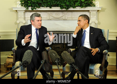 Us-Präsident Barack Obama (R) hört, wie der britische Premierminister Gordon Brown Erläuterungen liefert nach einem Treffen im Oval Office im Weißen Haus in Washington am 3. März 2009. (UPI Foto/Kevin Dietsch) Stockfoto