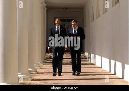 Us-Präsident Barack Obama (L) geht mit dem britischen Premierminister Gordon Brown nach einem Treffen im Oval Office im Weißen Haus in Washington am 3. März 2009. (UPI Foto/Kevin Dietsch) Stockfoto