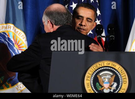 Us-Präsident Barack Obama (R) hugs-Innenminister Ken Salazar vor der Lieferung an die 160-jährige Jubiläumsfeier der Inneren Abteilung an der Inneren Abteilung in Washington am 3. März 2009. (UPI Foto/Kevin Dietsch) Stockfoto