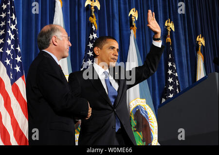 Us-Präsident Barack Obama (R) Wellen neben Innenminister Ken Salazar nach Erläuterungen an die 160-jährige Jubiläumsfeier der Inneren Abteilung an der Inneren Abteilung in Washington am 3. März 2009. (UPI Foto/Kevin Dietsch) Stockfoto