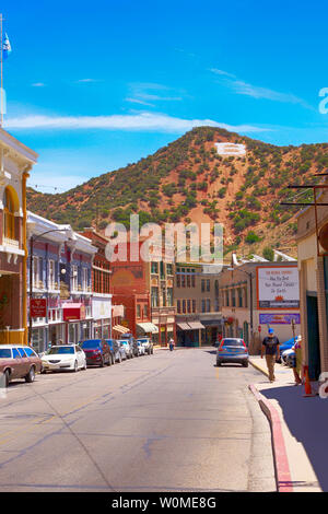 Unternehmen, die auf der Hauptstraße auch genannt Tombstone Canyon Road im pulsierenden Herzen von Downtown Historic Bisbee, AZ Stockfoto