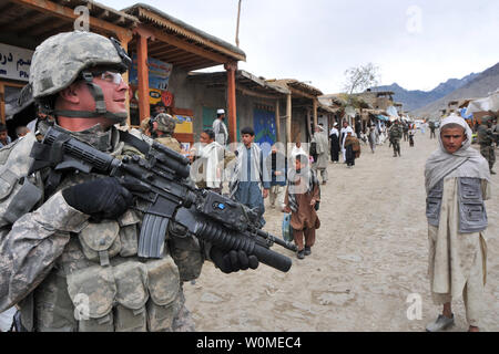 Us Air Force Master Sgt. Todd Davis Patrouillen ein Markt in der Nähe des Alasay Bezirk Mitte in der Provinz Kapisa, Afghanistan am 4. April 2009. Davis ist ein Mitglied der Kapisa und Parwan Provincial Reconstruction Team, das eine Schule inspiziert, die afghanische Armee unterstützt bei der Bereitstellung von Lieferungen an mehr als 250 Jugend und half den lokalen medizinischen Anbieter mehr als 670 Patienten behandeln während einer zweitägigen Dorf outreach Mission in Alasay. (UPI Foto/John Zincone/U.S. Air Force) Stockfoto