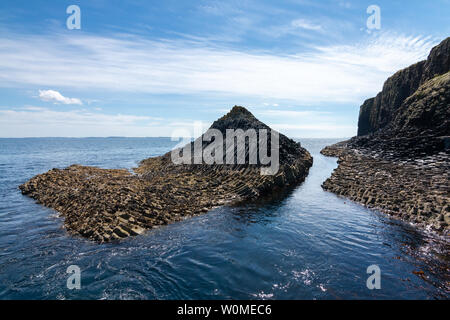 Basalt Felsformationen auf Staffa nähe Fingals Höhle in Schottland Stockfoto