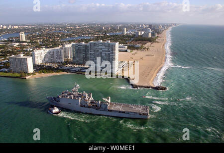 Die amphibische Landung dock Schiff USS Ashland (LSD 48) Eingabe von Port Everglades, Florida, 27. April 2009, am Eröffnungstag der Flotte Woche Port Everglades 2009. Mehr als 1.000 Segler, Marinesoldaten und Küstenwache wird in einer Reihe von Community Outreach Aktivitäten während der Veranstaltung teilnehmen werden. (UPI Foto/Scott Lehr/U.S. Marine) Stockfoto