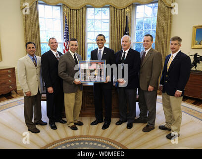 Us-Präsident Barack Obama (C) trifft sich mit der NASA Space Shuttle STS-119 Crew, von links, Joseph Acaba, Tony Antonelli, Lee Archambault, John Phillips, Richard Arnold, und Steve Swanson im Oval Office des Weißen Hauses in Washington am 1. Mai 2009. (UPI Foto/Bill Ingalls/NASA) Stockfoto