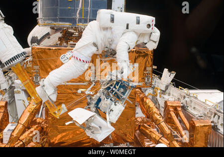 Dieser NASA Foto zeigt STS-125 Astronaut Michael gut auf das Hubble Space Telescope in der Ladebucht der Erde arbeiten umkreisen das Space Shuttle Atlantis, 15. Mai 2009. Astronauten Gut und Massimino (nicht dargestellt) in der zweiten Sitzung der STS-125 Extra Vehicular Activity teilgenommen - als Teil einer fünftägigen Bienenstock - wie Agenda der Spacewalking und Arbeiten auf der Giant orbital Observatory. (UPI Foto/NASA) Stockfoto