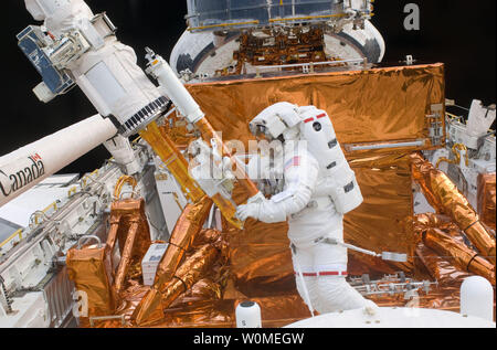 Dieser NASA Foto zeigt STS-125 Astronaut Mike Massimino auf dem Hubble Space Teleskop in der Ladebucht der Erde arbeiten umkreisen das Space Shuttle Atlantis, 15. Mai 2009. Astronauten Massimino und Michael Gut (nicht dargestellt) in der zweiten Sitzung der STS-125 Extra Vehicular Activity teilgenommen - als Teil einer fünftägigen Bienenstock - wie Agenda der Spacewalking und Arbeiten auf der Giant orbital Observatory. (UPI Foto/NASA) Stockfoto