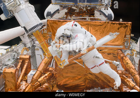 Dieser NASA Foto zeigt STS-125 Astronaut Mike Massimino auf dem Hubble Space Teleskop in der Ladebucht der Erde arbeiten umkreisen das Space Shuttle Atlantis, 15. Mai 2009. Astronauten Massimino und Michael Gut (nicht dargestellt) in der zweiten Sitzung der STS-125 Extra Vehicular Activity teilgenommen - als Teil einer fünftägigen Bienenstock - wie Agenda der Spacewalking und Arbeiten auf der Giant orbital Observatory. (UPI Foto/NASA) Stockfoto