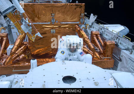 Dieser NASA Foto zeigt STS-125 Astronaut Mike Massimino auf dem Hubble Space Teleskop in der Ladebucht der Erde arbeiten umkreisen das Space Shuttle Atlantis, 15. Mai 2009. Astronauten Massimino und Michael Gut (nicht dargestellt) in der zweiten Sitzung der STS-125 Extra Vehicular Activity teilgenommen - als Teil einer fünftägigen Bienenstock - wie Agenda der Spacewalking und Arbeiten auf der Giant orbital Observatory. (UPI Foto/NASA) Stockfoto