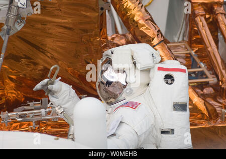 Dieses Foto zeigt die NASA-Astronauten John Grunsfeld, STS-125 Mission Specialist, wie er arbeitet mit dem Hubble-weltraumteleskop während der Mission STS-125 dritten Weltraumspaziergang Arbeiten am Teleskop zu fahren, 16. Mai 2009. (UPI Foto/NASA) Stockfoto