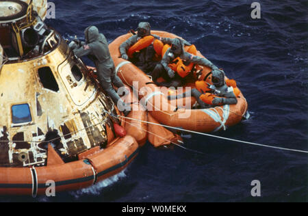 Pararescueman lt Clancy Hatleberg schließt das Raumschiff Apollo 11 Limousine als Astronauten Neil Armstrong, Michael Collins und Buzz Aldrin, Jr. ein Hubschrauber Abholung von Ihrer Rettungsinsel, nachdem Sie sich Spritzte am 12:50 pm EDT 900 Meilen südwestlich von Hawaii am 24. Juli 1969 erwartet. NASA markiert den 40. Jahrestag der Apollo 11 Mission zum Mond und dem historischen ersten 'Moonwalk' in diesem Jahr. Während der acht Tage Space Mission, Armstrong und Aldrin die Oberfläche des Mondes untersucht und brachte wieder Gesteinsproben für Wissenschaftler zu studieren. Collins pilotiert den Befehl Modul in der Mondumlaufbahn während ihrer 2. Stockfoto