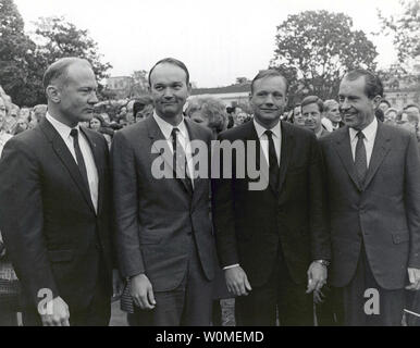 Us-Präsident Richard Nixon (R) erfüllt die Apollo 11 Astronauten, Neil A Armstrong (L), Edwin E. Aldrin, jr. (2 l), und Michael Collins, im Weißen Haus in Washington am 5. November 1969. NASA markiert den 40. Jahrestag der Apollo 11 Mission zum Mond und dem historischen ersten 'Moonwalk' in diesem Jahr. Während der acht Tage Space Mission, Armstrong und Aldrin die Oberfläche des Mondes untersucht und brachte wieder Gesteinsproben für Wissenschaftler zu studieren. Collins pilotiert den Befehl Modul in der Mondumlaufbahn während ihrer 22-stündigen Aufenthalt auf dem Mond. (UPI Foto/NASA) Stockfoto