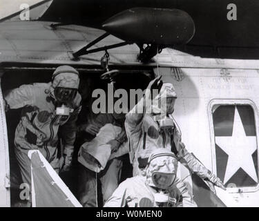 In biologischen Isolation Kleider anzog, die Apollo 11 Crew Mitglieder, (L, R) Edwin Aldrin, Neil Armstrong (Winken) und Michael Collins verlassen Sie die Recovery Abholung Hubschrauber an Bord der U.S.S. Hornet Flugzeugträger nach der Wasserung am 24. Juli 1969. NASA markiert den 40. Jahrestag der Apollo 11 Mission zum Mond und dem historischen ersten 'Moonwalk' in diesem Jahr. Während der acht Tage Space Mission, Armstrong und Aldrin die Oberfläche des Mondes untersucht und brachte wieder Gesteinsproben für Wissenschaftler zu studieren. Collins pilotiert den Befehl Modul in der Mondumlaufbahn während ihrer 22-stündigen Aufenthalt auf dem Mond. Stockfoto