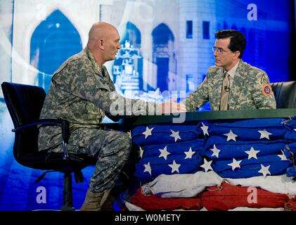 Stephen Colbert Interviews special guest, General Ray Odierno, Kommandierender General der multinationalen Truppen im Irak, in Bagdad am 8. Juni 2009. (UPI Foto/Lee Craker/U.S. Armee) Stockfoto