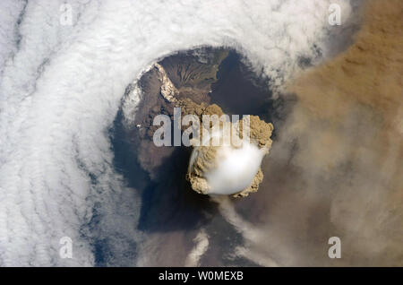 Ein Blick auf den Vulkan Sarychev in der Nähe von Russland Kuril Inseln, im Nordosten von Japan, ist von der internationalen Raumstation während einer frühen Phase der Eruption am 12. Juni 2009 gesehen. Sarychev Peak ist einer der aktivsten Vulkane in den Kuril Island Kette und befindet sich an der nordwestlichen Ende Matua Island. (UPI Foto/NASA) Stockfoto