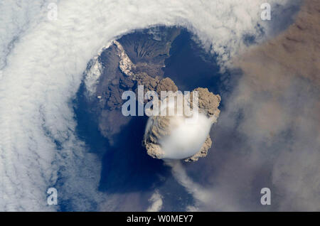 Dieser NASA Foto von Astronauten an Bord der Internationalen Raumstation zeigt den Vulkan Sarychev in den frühen Phasen der Eruption auf der Russischen Kurilen am 12. Juni 2009. (UPI Foto/NASA) Stockfoto