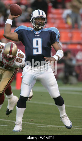 Ehemalige NFL Quarterback Steve McNair, in einem August 26, 2005, Foto in San Francisco, wurde erschossen aufgefunden und in der Wohnung seiner Freundin in Nashville, Tennessee am 4. Juli 2009 getötet. McNair war 36 Jahre alt. (UPI Foto/Terry Schmitt/Datei) Stockfoto