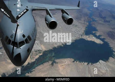 Eine C-17 A Globemaster III Flugzeuge aus der 729 . Airlift Squadron tankt von einer KC-135 Stratotanker R Flugzeuge mit der 336 Air Refuelling Squadron während der Luftbetankung Training Mission über Lake Havasu, Arizona am 7. Juli 2009. Beide Staffeln sind Teil der 452Nd Air Mobility Wing aus März Air Reserve Base, Kalifornien. (UPI Foto/Rick Sforza/U.S. Air Force) Stockfoto