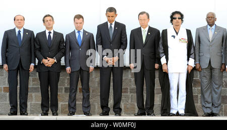 (L - R) Ministerpräsident Silvio Berlusconi, der französische Präsident Nicolas Sarkozy, der russische Präsident Dmitri Medwedew hat US-Präsident Barack Obama, UN-Generalsekretär Ban Ki-Moon, der Afrikanischen Union Präsident libyschen Staatschef Muammar Gaddafi und der angolanische Präsident Eduardo dos Santos Jos sind am letzten Arbeitstag des G8 (Gruppe der Acht) Gipfel in L'Aquila, Italien am 10. Juli 2009 gezeigt, vor der Enthüllung der Gedenktafel zur Erinnerung an das Erdbeben in der Hauptplatz der Guardia di Finanza Inspektoren Schule, wo der Gipfel stattfand. (UPI Foto/Ettore Ferrari/G8 Website) Stockfoto